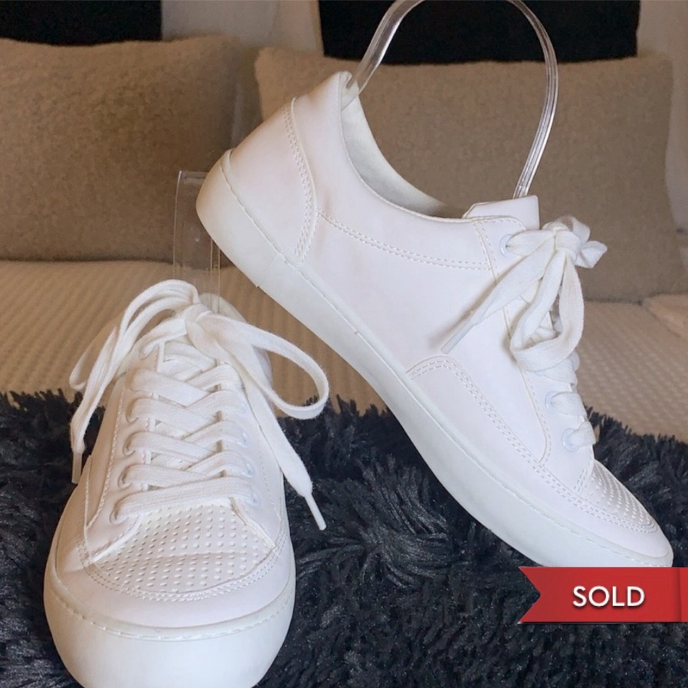 🔸Perforated white leather sneakers, banana republic Women 7